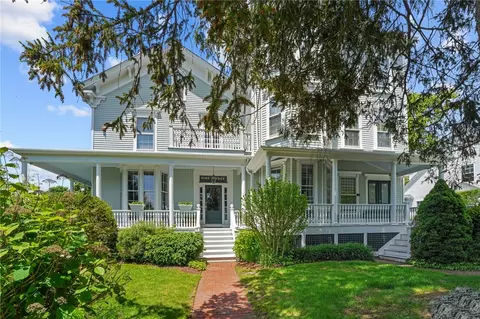 32 Catherine St #A, Newport, RI 02840