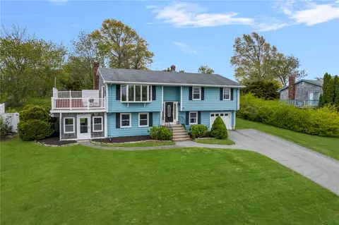 23 Algonquin Dr, Middletown, RI 02842