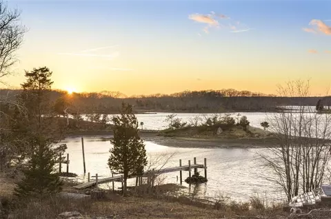121 Kenyon Farm Lot Apt 1 Rd, Narragansett, RI 02882
