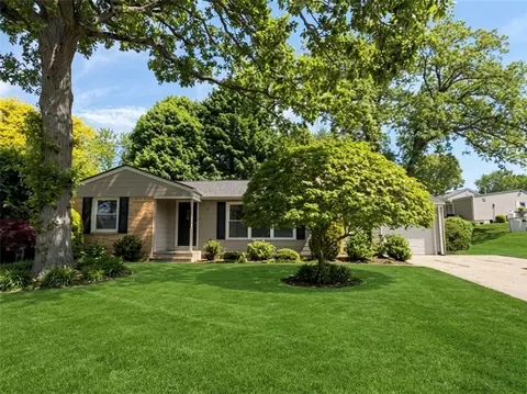 82 Scenic Dr, Cranston, RI 02920