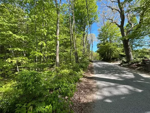 263 Quaker Ln, Scituate, RI 02857