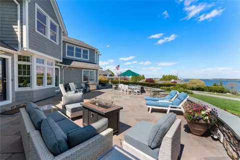 75 Cliff Dr, Narragansett, RI 02882