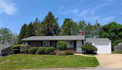 105 Longview Dr, Cranston, RI 02920