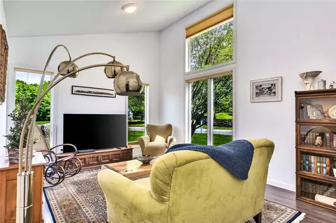 Living - 5 Wicklow Rd, Westerly, RI 02891 photo 6 of 7