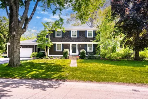47 Meadowbrook Dr, Barrington, RI 02806