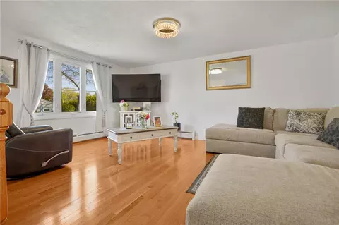 Living - 1 Pinehurst Rd, Riverside, RI 02915 photo 3 of 5