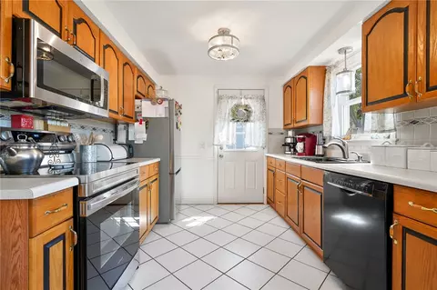 Kitchen - 1 Pinehurst Rd, Riverside, RI 02915 photo 1 of 2