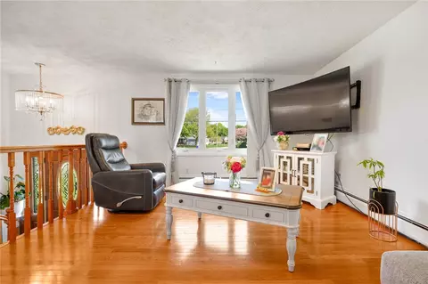 Living - 1 Pinehurst Rd, Riverside, RI 02915 photo 2 of 5