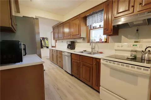 Kitchen - 36 Munro Ave, Warren, RI 02885 photo 1 of 3