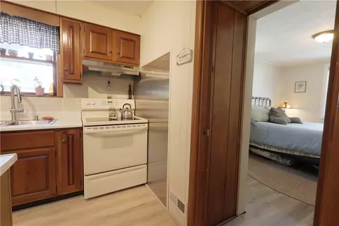 Entry Way - 36 Munro Ave, Warren, RI 02885 photo 3 of 4