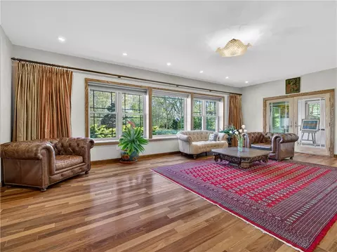 Living - 325 Post Rd, Westerly, RI 02891 photo 2 of 3