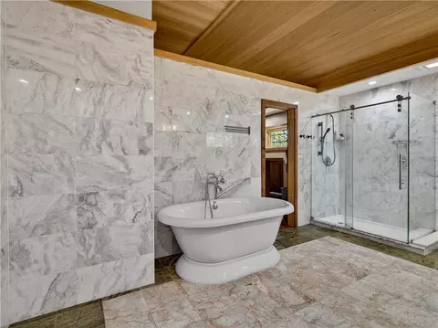 Bath - 325 Post Rd, Westerly, RI 02891 photo 4 of 4