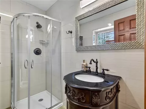 Bath - 325 Post Rd, Westerly, RI 02891 photo 1 of 4
