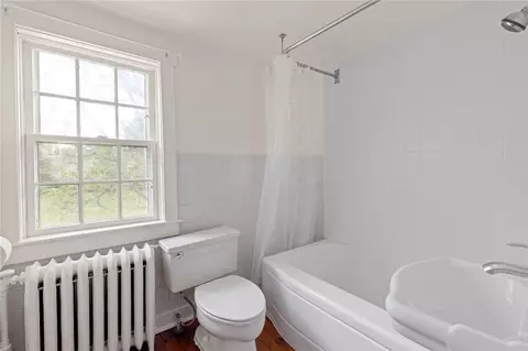 Bath - 6 Baldwin Rd, Middletown, RI 02842 photo 2 of 2