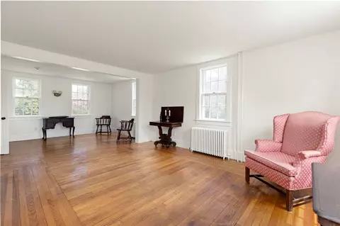 Living - 6 Baldwin Rd, Middletown, RI 02842 photo 1 of 3