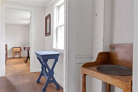Entry Way - 6 Baldwin Rd, Middletown, RI 02842 photo 4 of 4