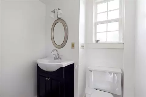 Bath - 6 Baldwin Rd, Middletown, RI 02842 photo 1 of 2