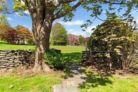 Exterior - 6 Baldwin Rd, Middletown, RI 02842 photo 7 of 21