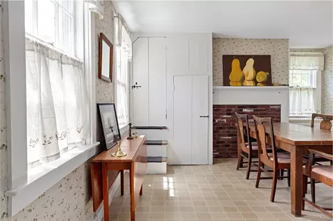 Dining - 6 Baldwin Rd, Middletown, RI 02842 photo 3 of 4
