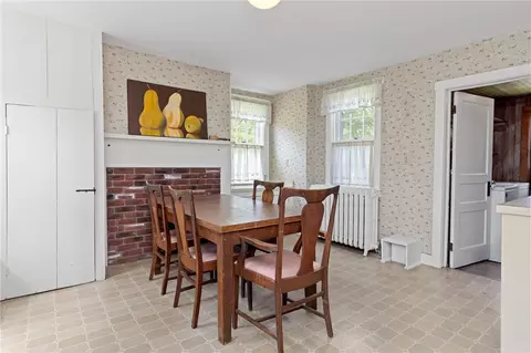 Dining - 6 Baldwin Rd, Middletown, RI 02842 photo 2 of 4