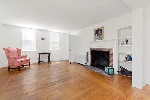 Living - 6 Baldwin Rd, Middletown, RI 02842 photo 2 of 3