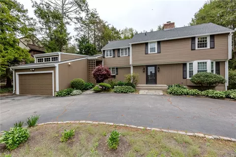 7 White Birch Rd, Cranston, RI 02920