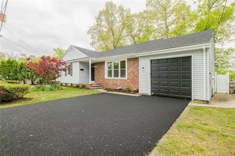 25 Pensaukee Ave, North Providence, RI 02911