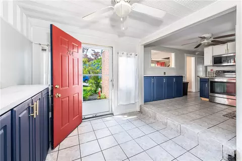 Entry Way - 204 Harmony Ct, Warwick, RI 02889 photo 2 of 4