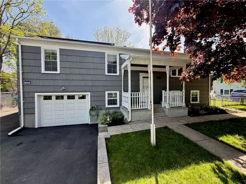 770 Metacom Ave, Bristol, RI 02809