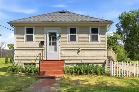 25 Oakdale St, Warwick, RI 02888