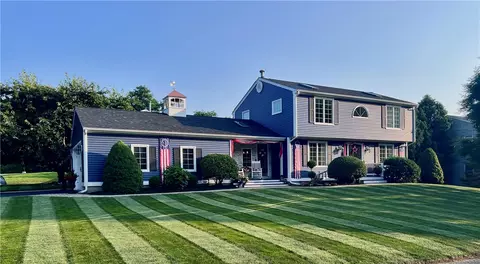 34 Brooks Farm Dr, Bristol, RI 02809