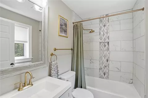 Bath - 6 Sterling Ave, Warwick, RI 02889 photo 2 of 3