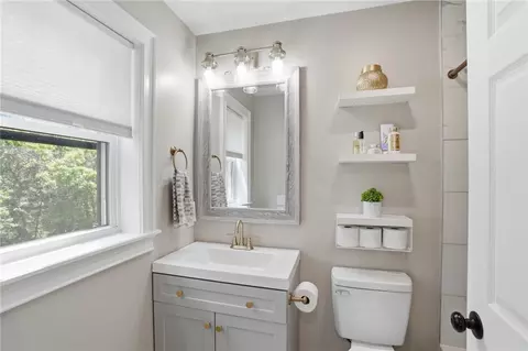 Bath - 6 Sterling Ave, Warwick, RI 02889 photo 3 of 3