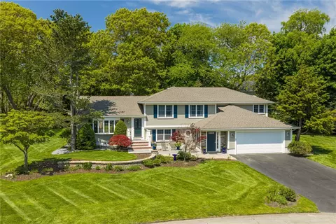 31 Meadowbrook Dr, Barrington, RI 02806