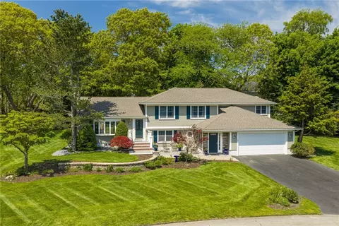 31 Meadowbrook Dr, Barrington, RI 02806
