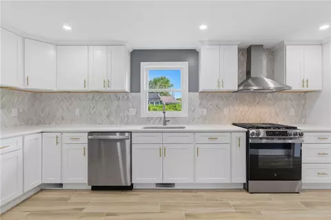 Kitchen - 10 Wagon Wheel Ln, Woonsocket, RI 02895 photo 2 of 4