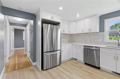 Entry Way - 10 Wagon Wheel Ln, Woonsocket, RI 02895 photo 3 of 3
