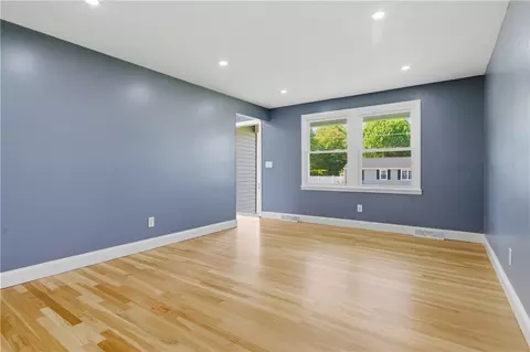 Living - 10 Wagon Wheel Ln, Woonsocket, RI 02895 photo 7 of 11