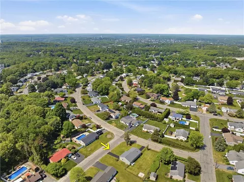 View/Area - 10 Wagon Wheel Ln, Woonsocket, RI 02895 photo 7 of 11