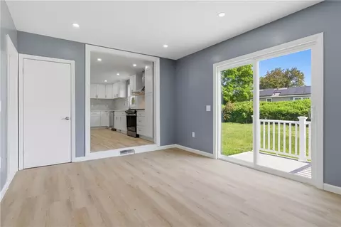 Living - 10 Wagon Wheel Ln, Woonsocket, RI 02895 photo 9 of 11