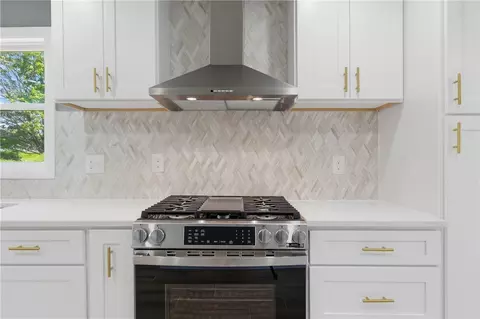 Kitchen - 10 Wagon Wheel Ln, Woonsocket, RI 02895 photo 1 of 4