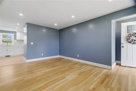 Living - 10 Wagon Wheel Ln, Woonsocket, RI 02895 photo 6 of 11