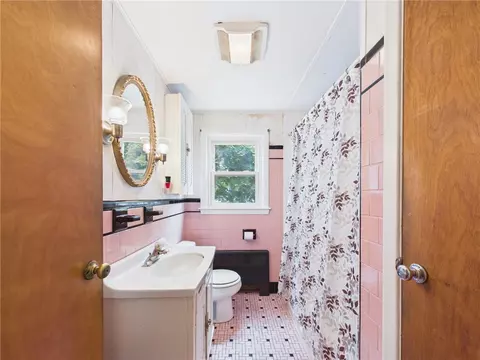 Bath - 119 Gilbert St, Warwick, RI 02886 photo 1 of 1