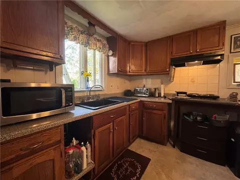 77 Huron St, Warwick, RI 02889 photo 3