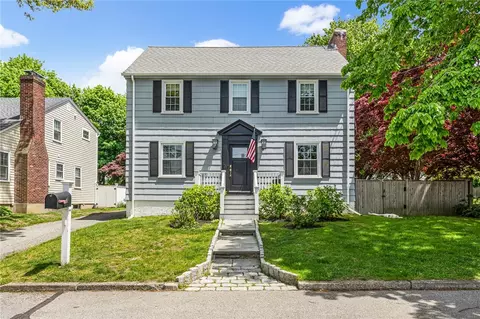 7 Florence Ave, Newport, RI 02840
