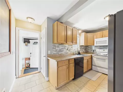 Entry Way - 122 Gordon Ave, Warwick, RI 02889 photo 1 of 4