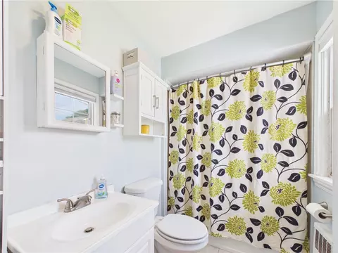 Bath - 122 Gordon Ave, Warwick, RI 02889 photo 1 of 1