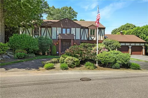 82 Mountain Laurel Dr, Cranston, RI 02920