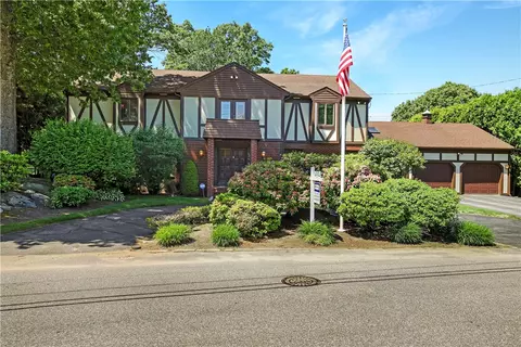 82 Mountain Laurel Dr, Cranston, RI 02920