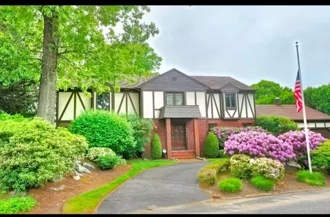 82 Mountain Laurel Dr, Cranston, RI 02920
